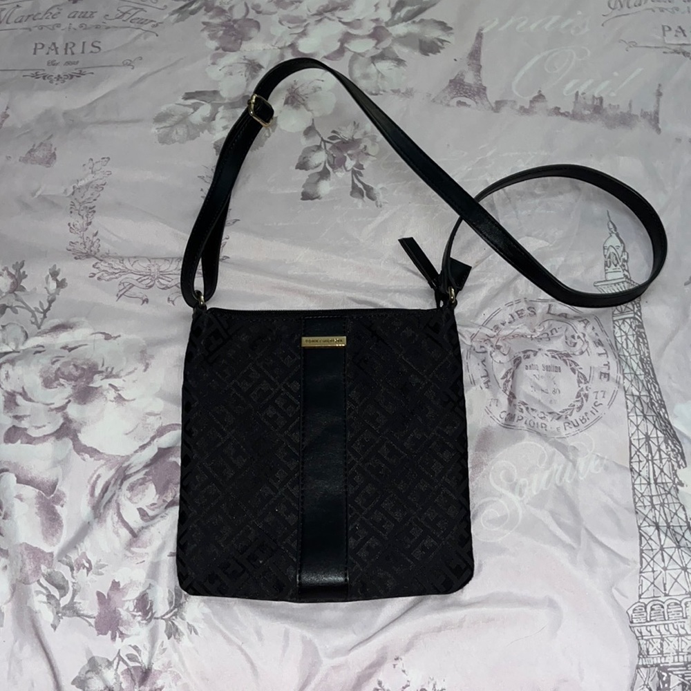 tommy hilfiger crossbody. like NEW :)